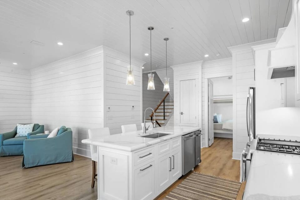 Kitchen or kitchenette, Dining area, stove