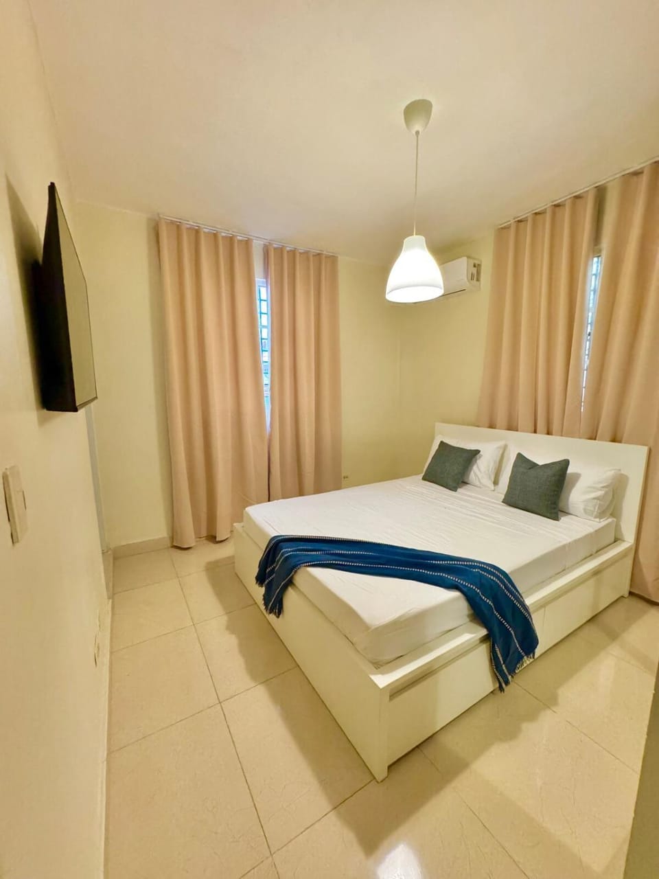 Bed, Bathroom, TV and multimedia, Photo of the whole room, Bedroom, towels, air conditioner