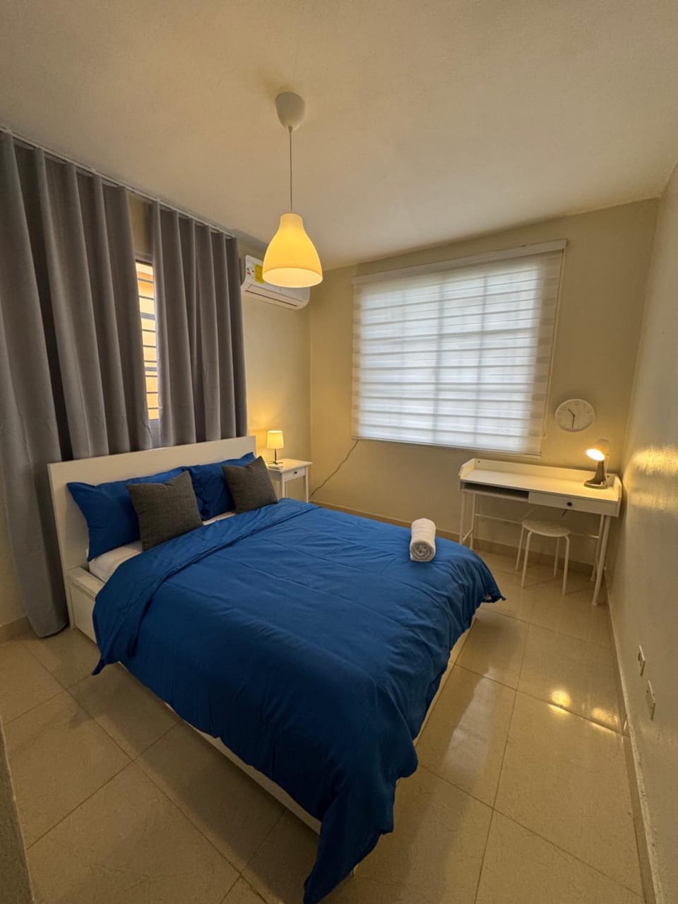 Bed, Seating area, air conditioner