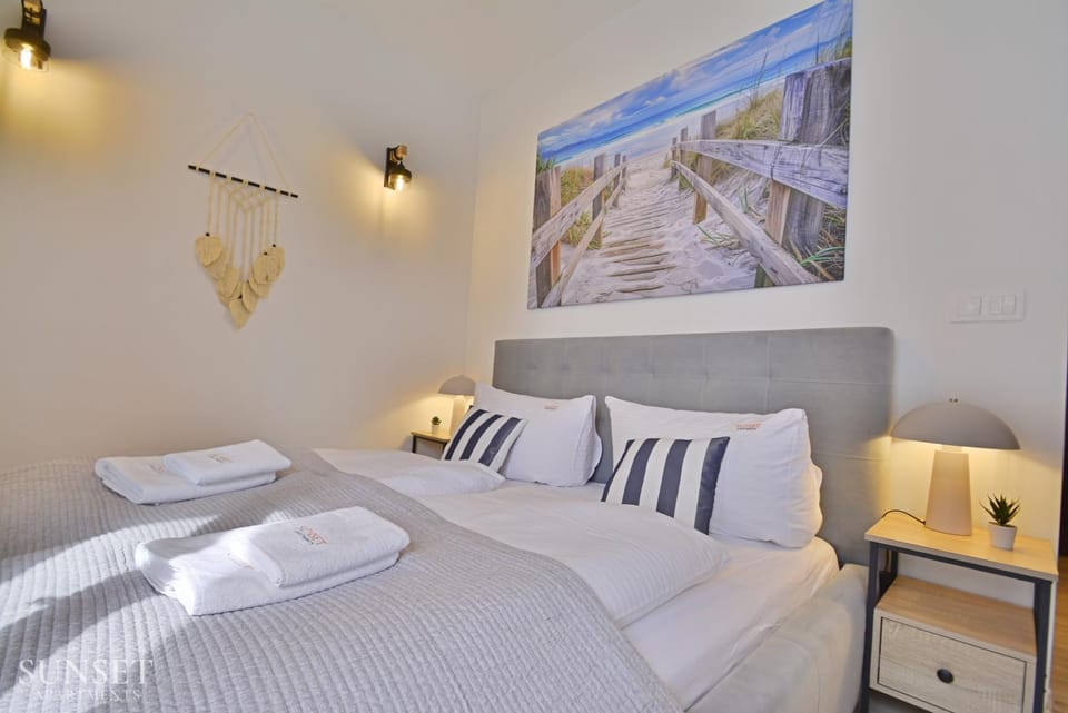 Bed, towels