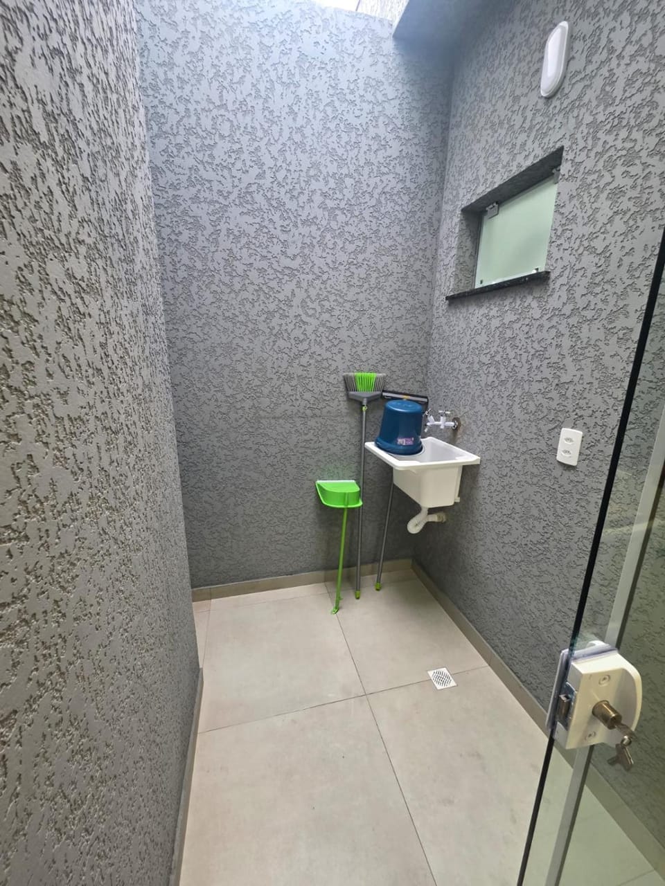 Toilet, laundry