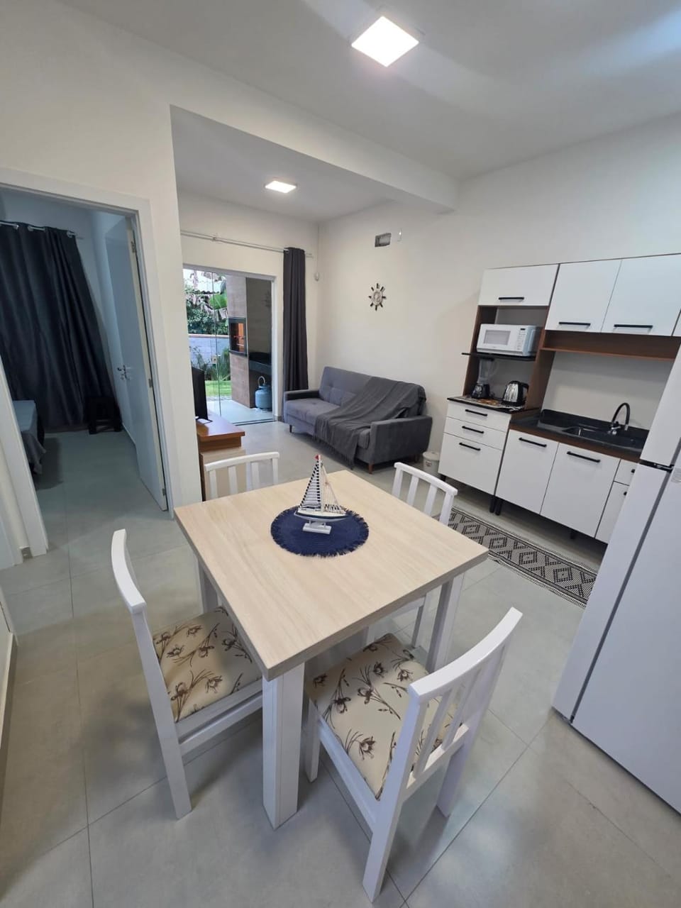 Kitchen or kitchenette, Living room, Seating area, Dining area