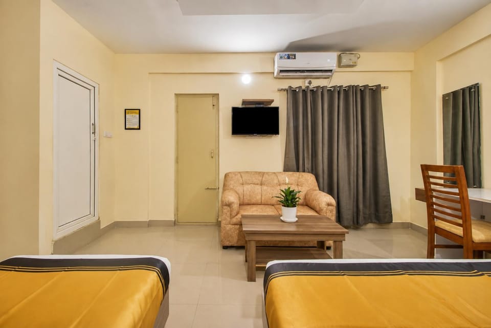 Communal lounge/ TV room, TV and multimedia, Living room, Seating area, Evening entertainment, air conditioner