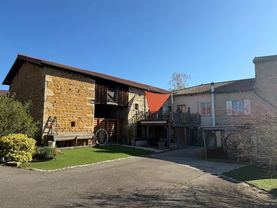 Charmante maison en Pierre dorée, avec vue sur les collines House in Auvergne-Rhône-Alpes