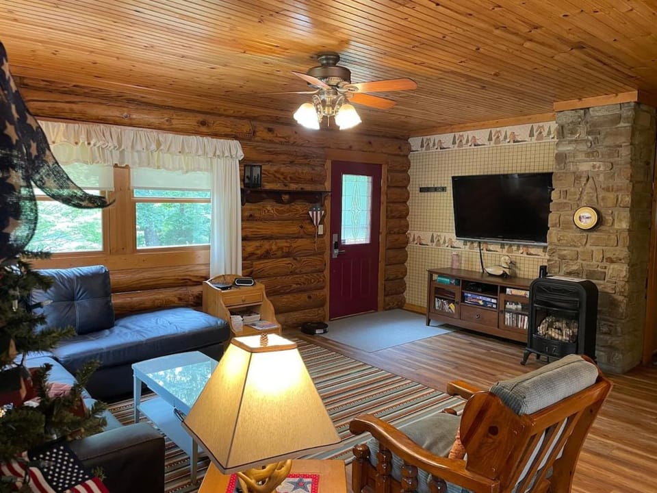 Relaxing Family Cabin with Pool &Hot Tub! Sleeps 5! Cabin in Indiana