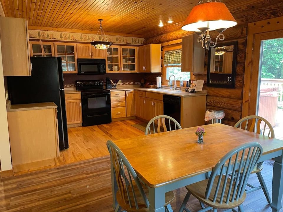 Relaxing Family Cabin with Pool &Hot Tub! Sleeps 5! Cabin in Indiana