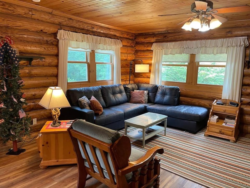 Relaxing Family Cabin with Pool &Hot Tub! Sleeps 5! Cabin in Indiana