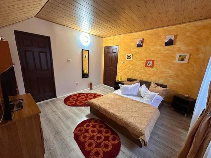 Bed, TV and multimedia, Photo of the whole room, Bedroom, wardrobe