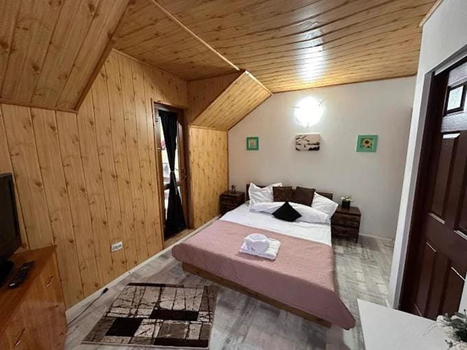Bed, TV and multimedia, Bedroom, wardrobe