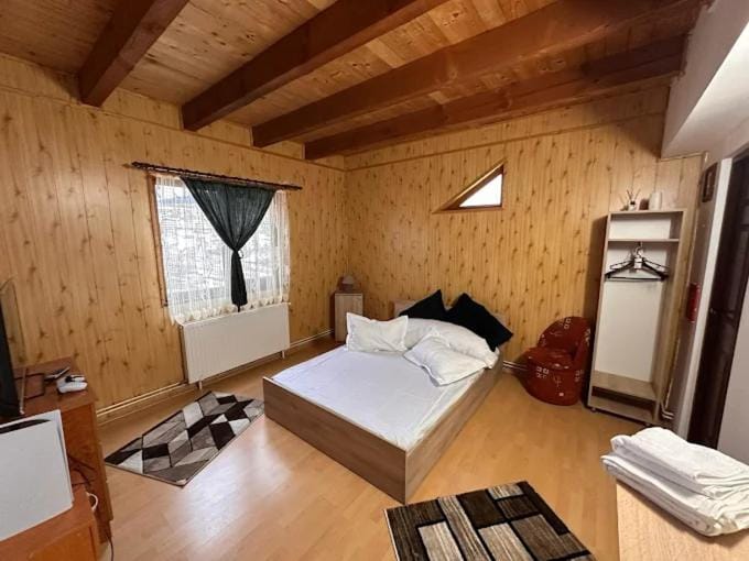 Bed, TV and multimedia, Photo of the whole room, Bedroom, towels, wardrobe