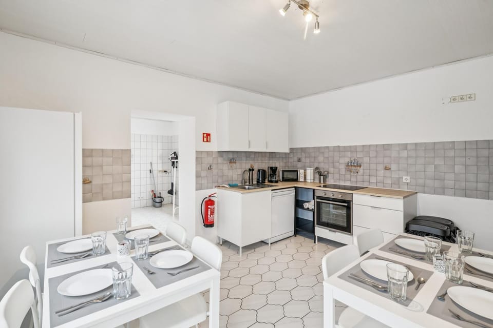 Coffee/tea facilities, Kitchen or kitchenette, Dining area, dishwasher, microwave, oven
