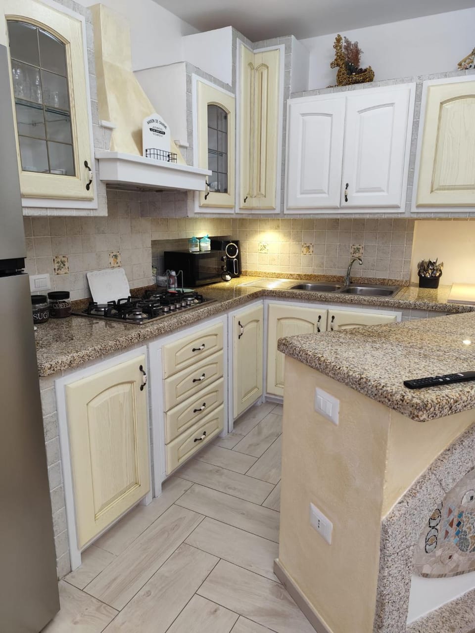 Kitchen or kitchenette, dishwasher, stove