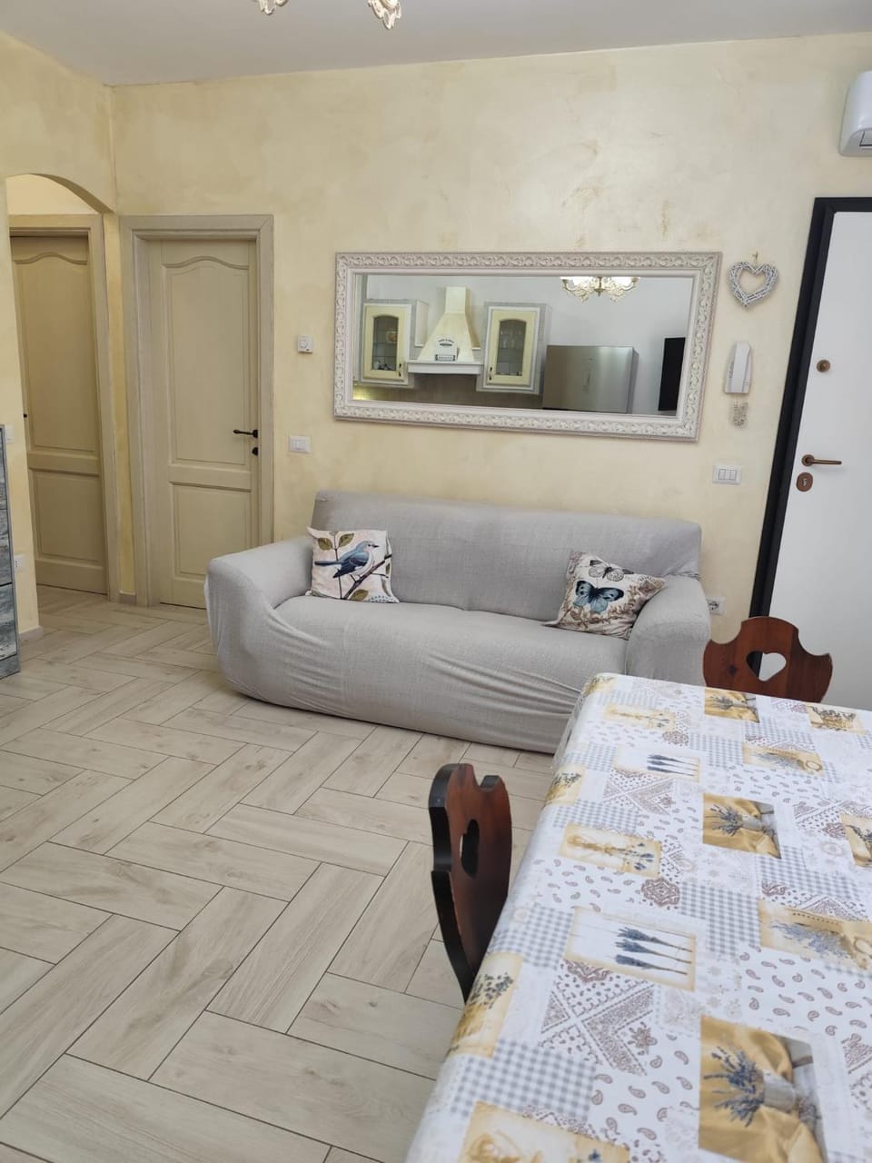 Living room, Photo of the whole room