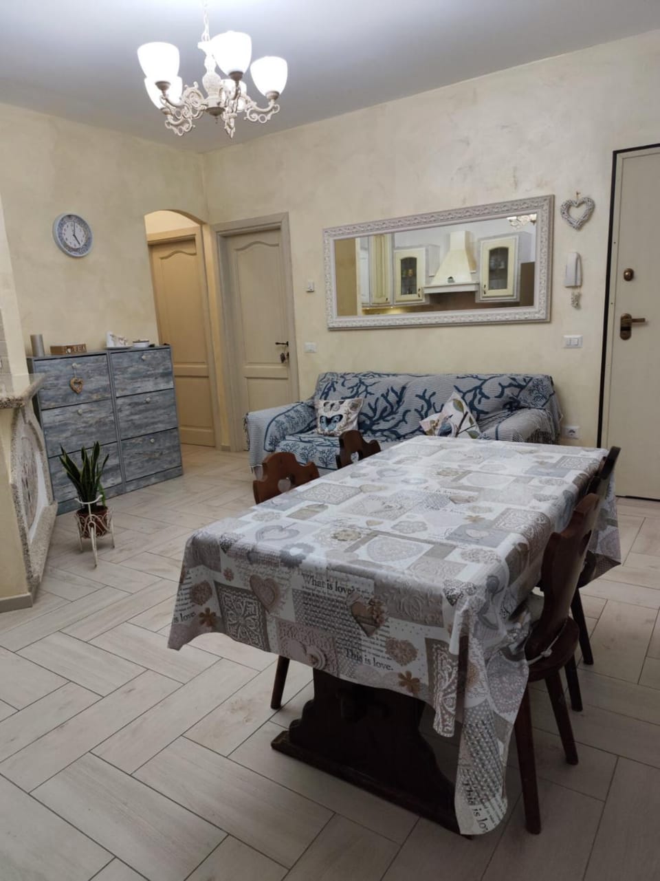 Kitchen or kitchenette, Living room, Photo of the whole room, Dining area