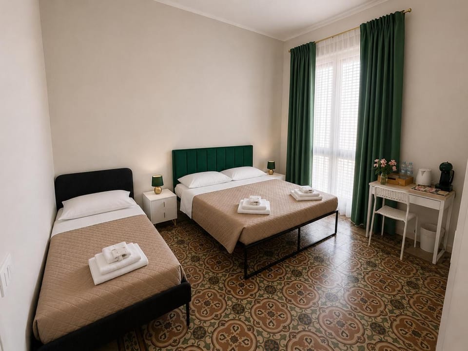 Bedroom, Breakfast, towels
