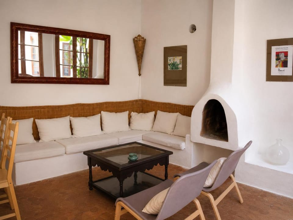 Living room, Dining area, fireplace