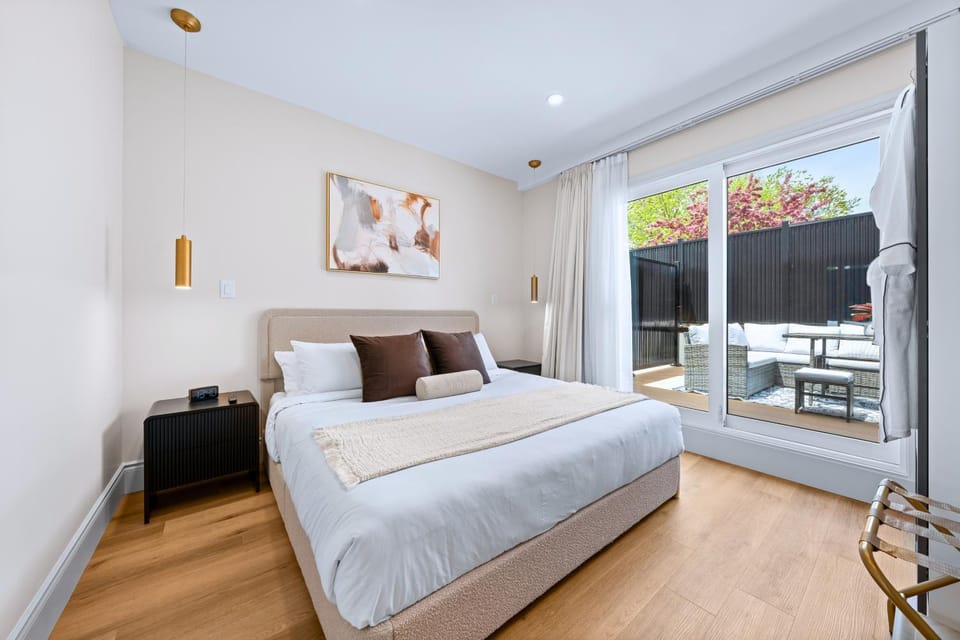 Casa Hotels Gerrard Riverdale Group Stay Patio Hotel in Toronto
