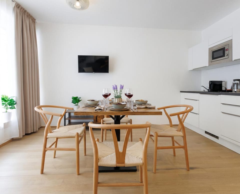 TV and multimedia, Kitchen or kitchenette, Living room, Seating area, Dining area