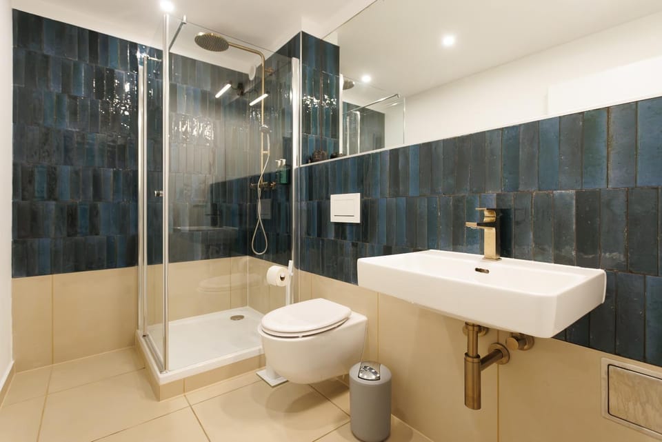 Shower, Toilet, Bathroom, towels