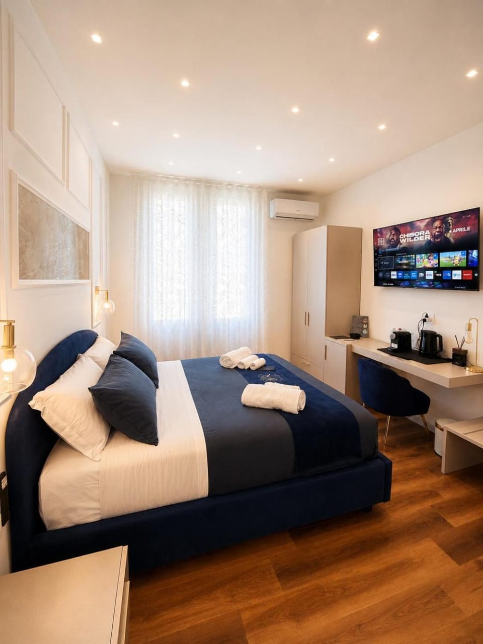 Bed, TV and multimedia, Coffee/tea facilities, Living room, Photo of the whole room, Bedroom, towels, wardrobe, air conditioner