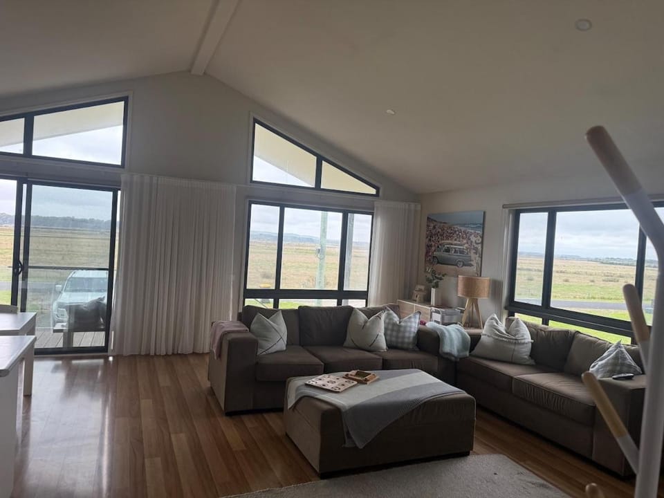 Lancaster Lodge. Pet Friendly Multi Family Retreat House in Venus Bay