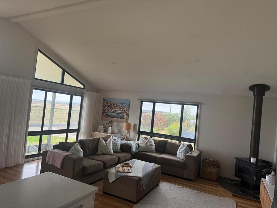 Lancaster Lodge. Pet Friendly Multi Family Retreat House in Venus Bay
