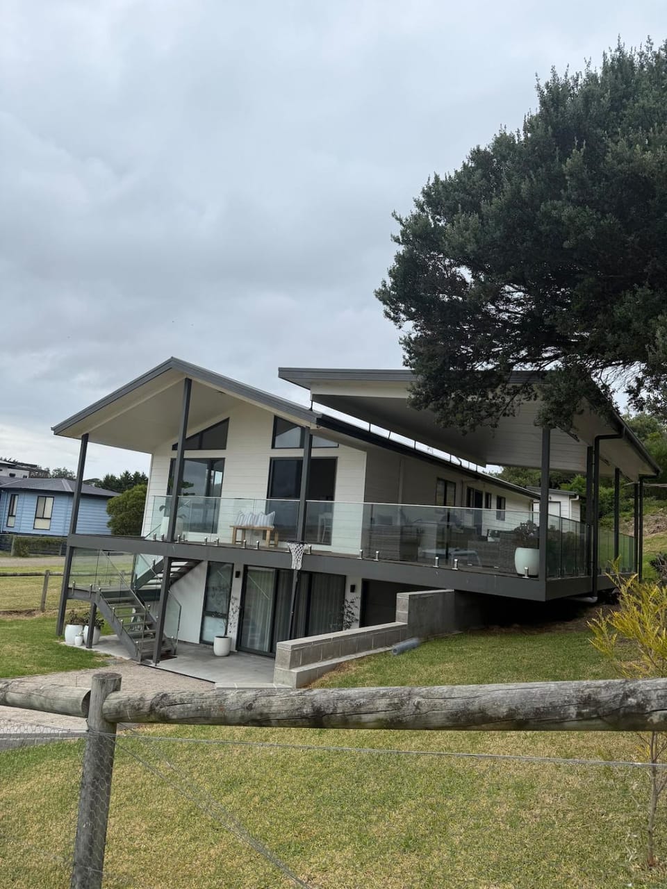 Lancaster Lodge. Pet Friendly Multi Family Retreat House in Venus Bay