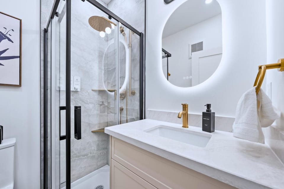 Casa Hotels Gerrard New Riverdale Basement Suite Hotel in Toronto