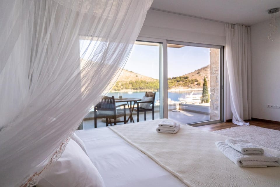 Bed, Natural landscape, Photo of the whole room, Bedroom, Mountain view, Sea view, towels