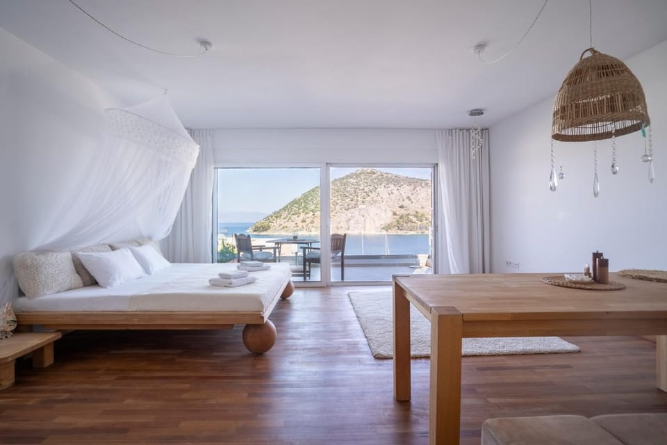 Bed, Natural landscape, View (from property/room), Living room, Seating area, Dining area, Bedroom, Mountain view, Sea view