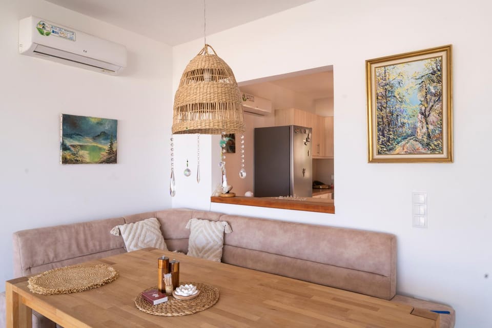 Kitchen or kitchenette, Living room, Seating area, Dining area, air conditioner