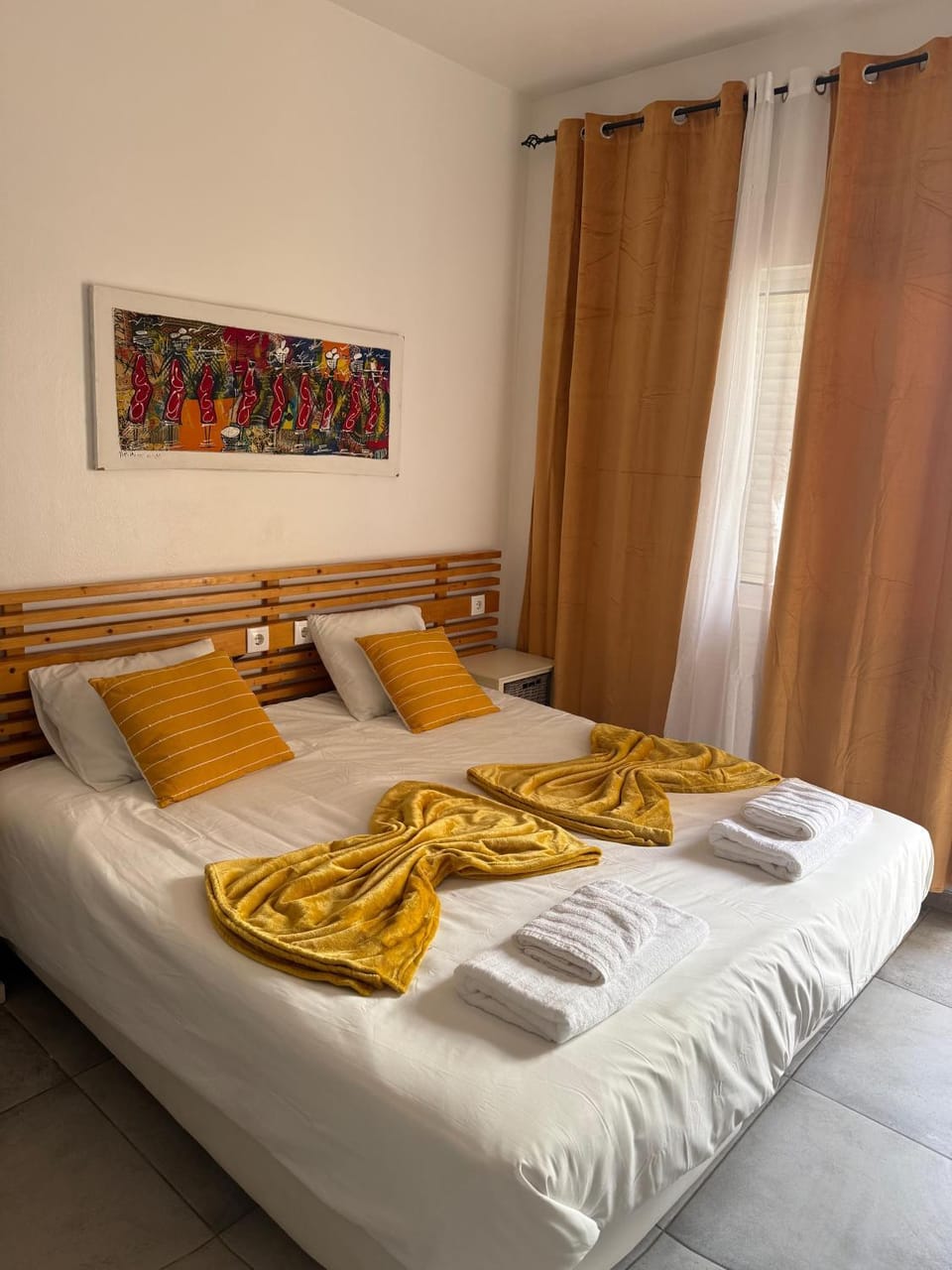 Bed, Bedroom, towels