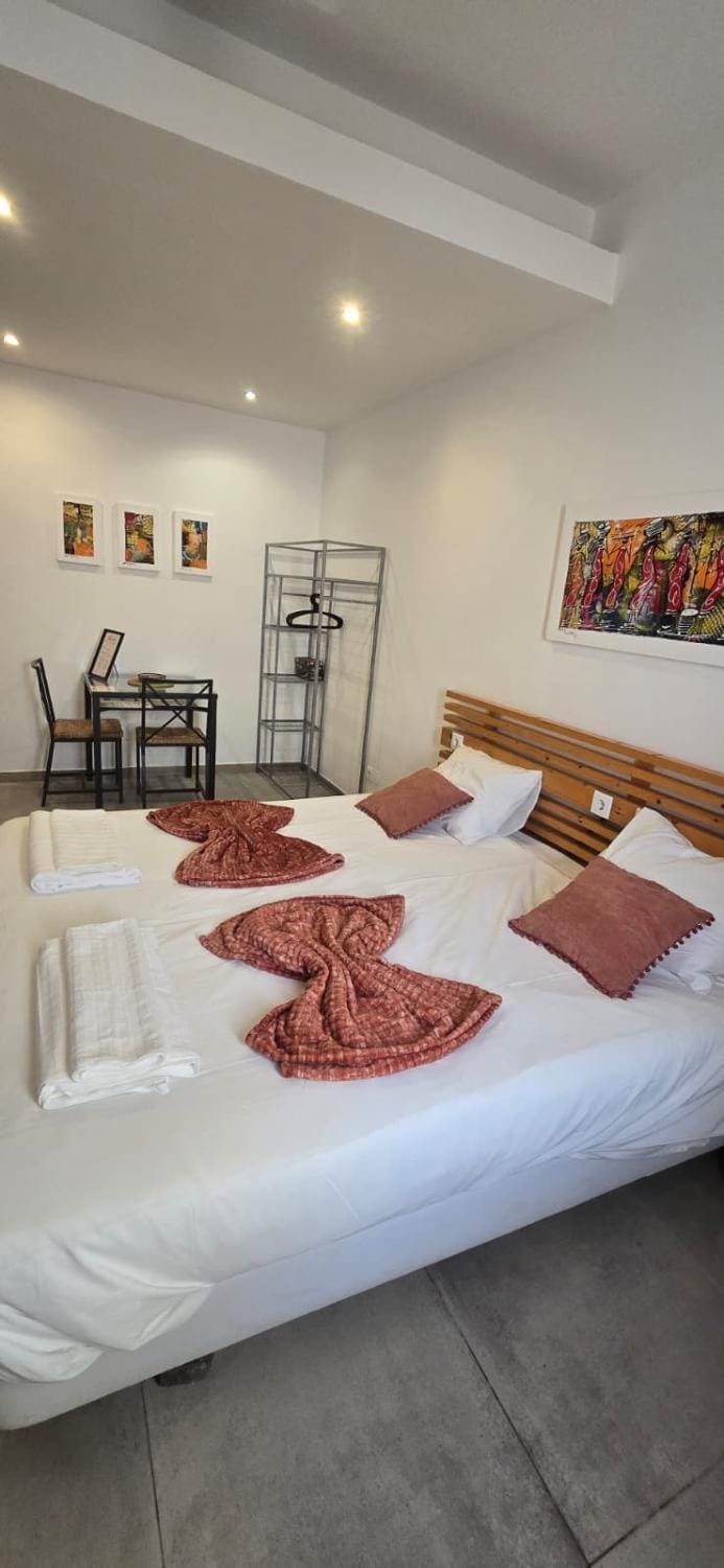 Bed, Bedroom, towels