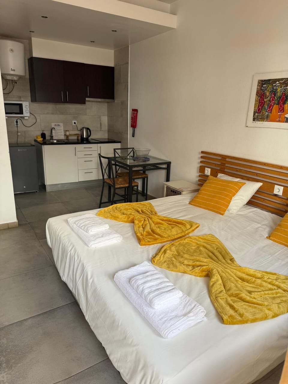 Bed, Kitchen or kitchenette, Dining area, Bedroom, towels