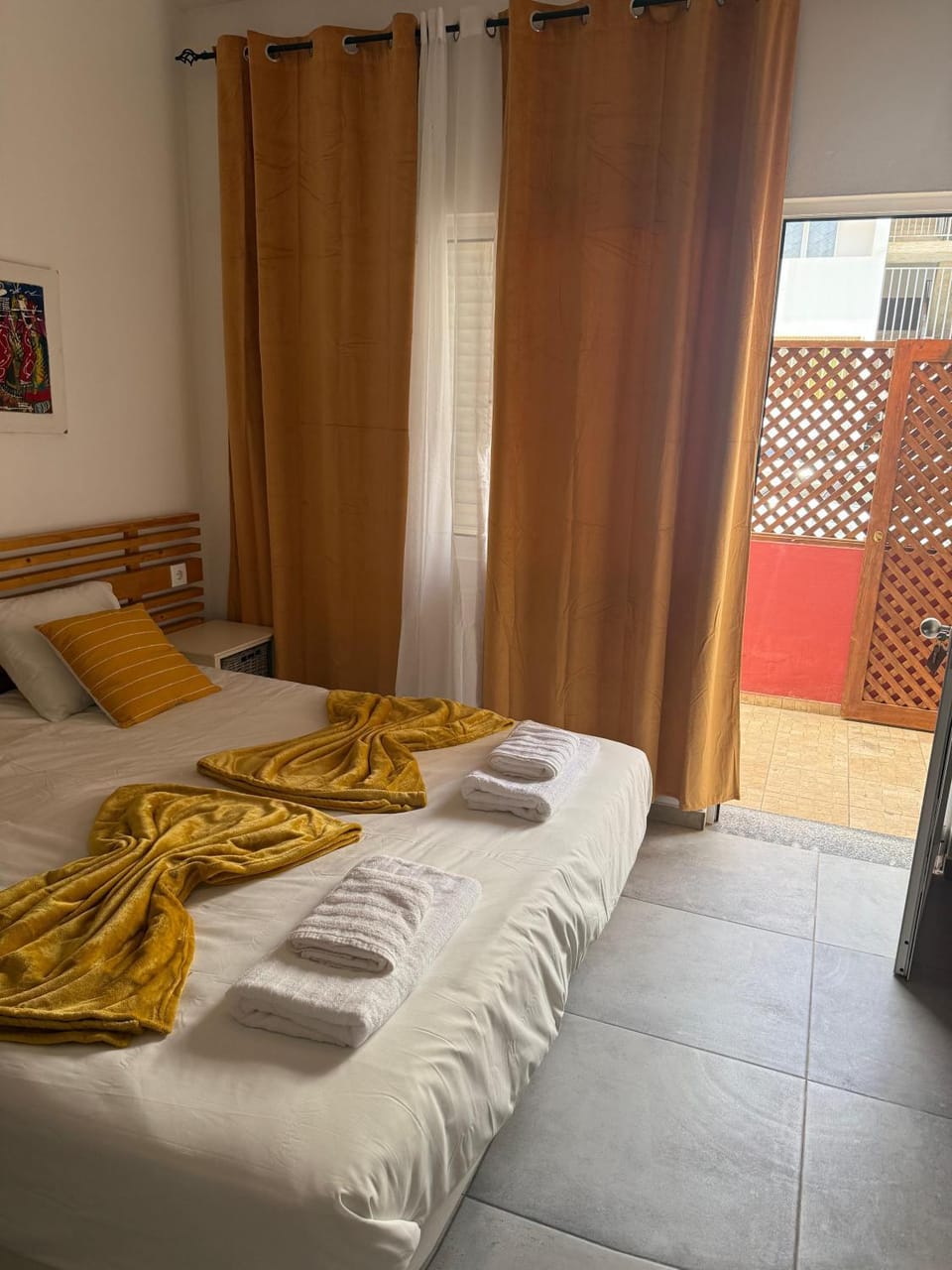 Bed, Bedroom, towels