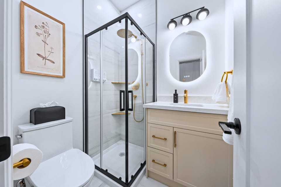 Casa Hotels Gerrard - Match Ready Basement Hotel in Toronto