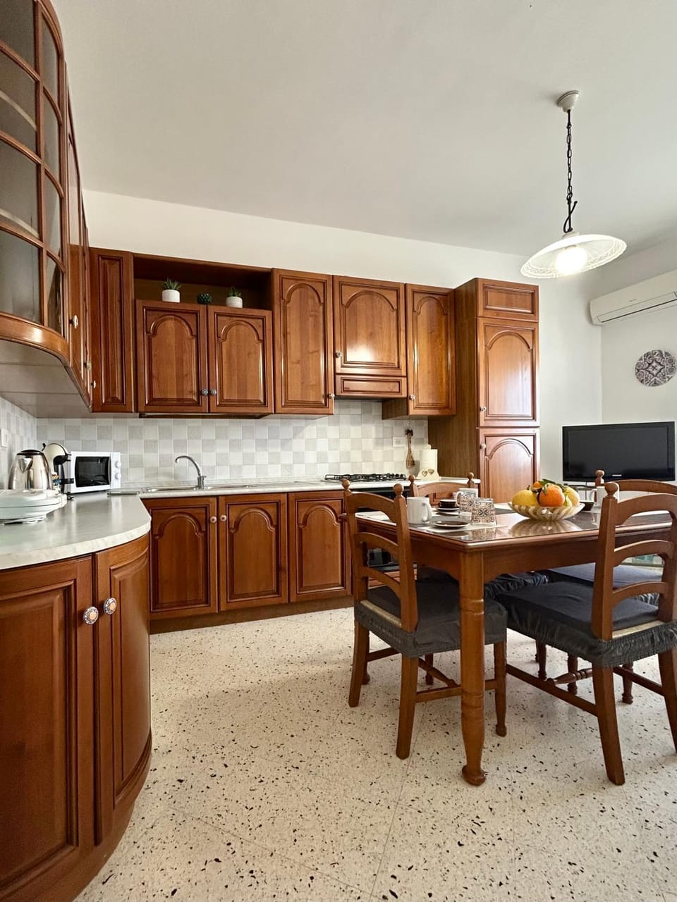 TV and multimedia, Dining area, stove