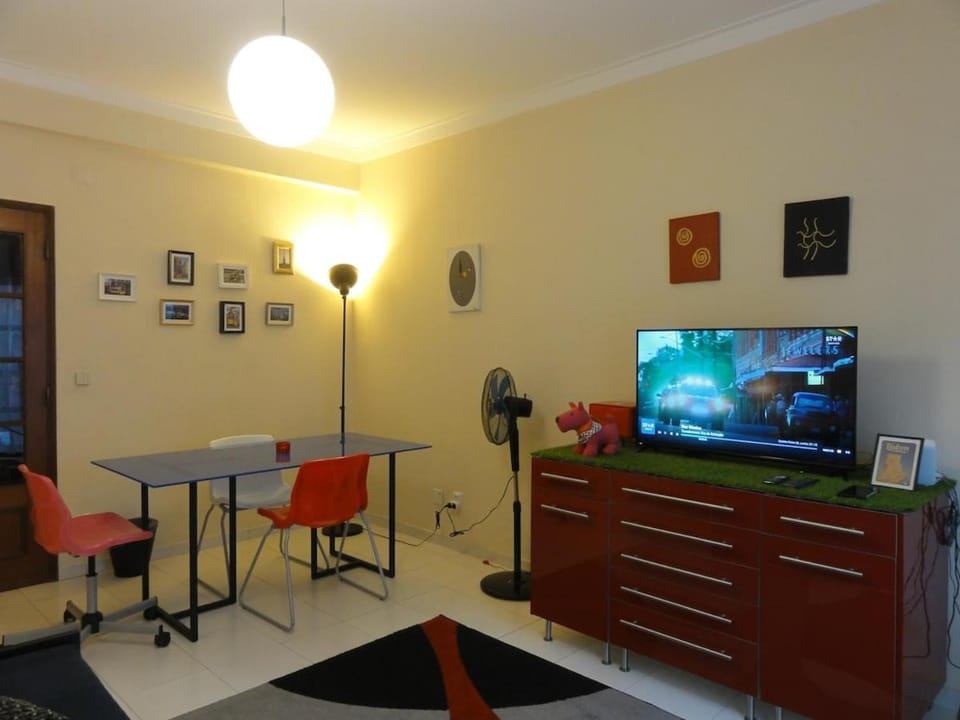 TV and multimedia, Living room, Seating area, Dining area