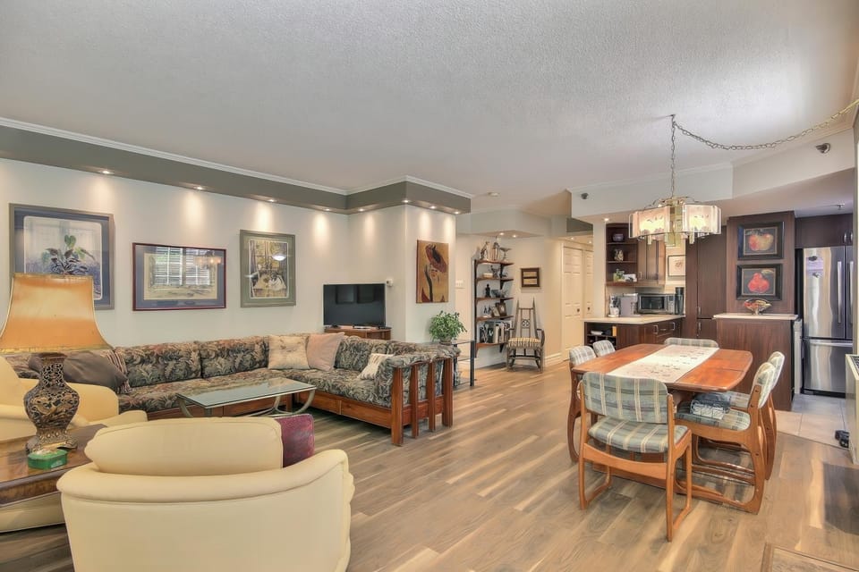 TV and multimedia, Kitchen or kitchenette, Living room, Seating area
