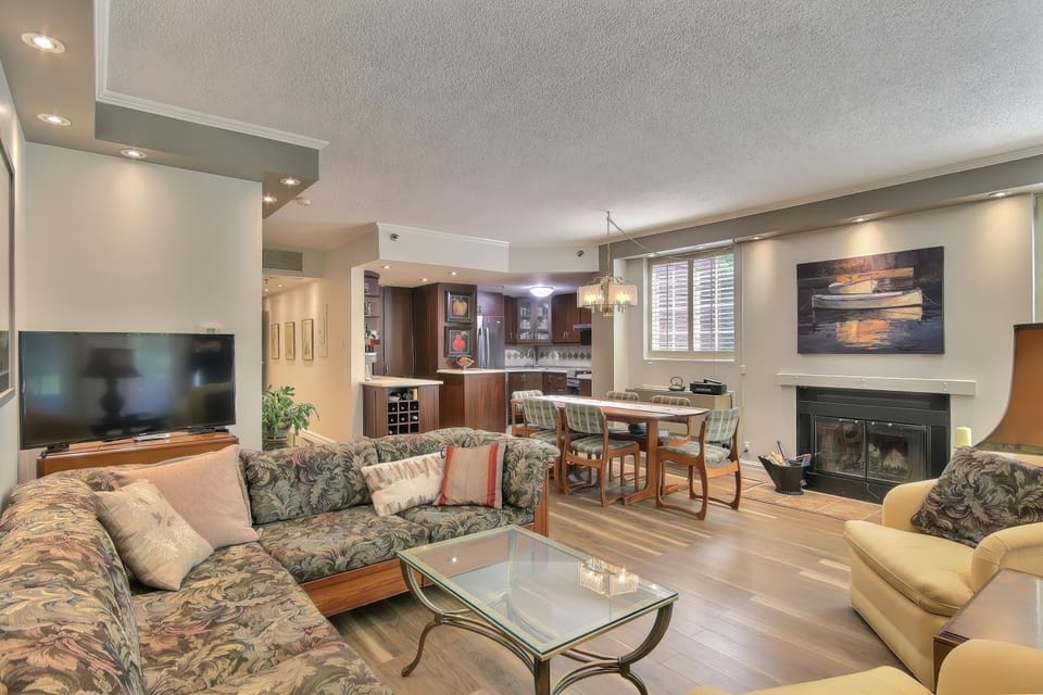 TV and multimedia, Kitchen or kitchenette, Living room, Seating area