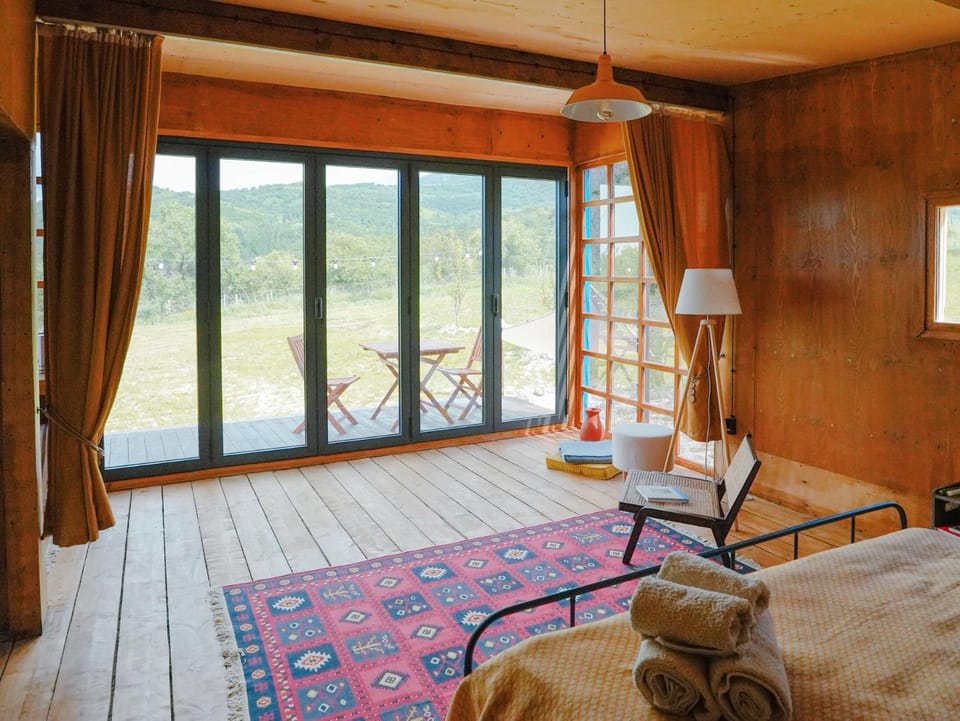 Photo of the whole room, Seating area