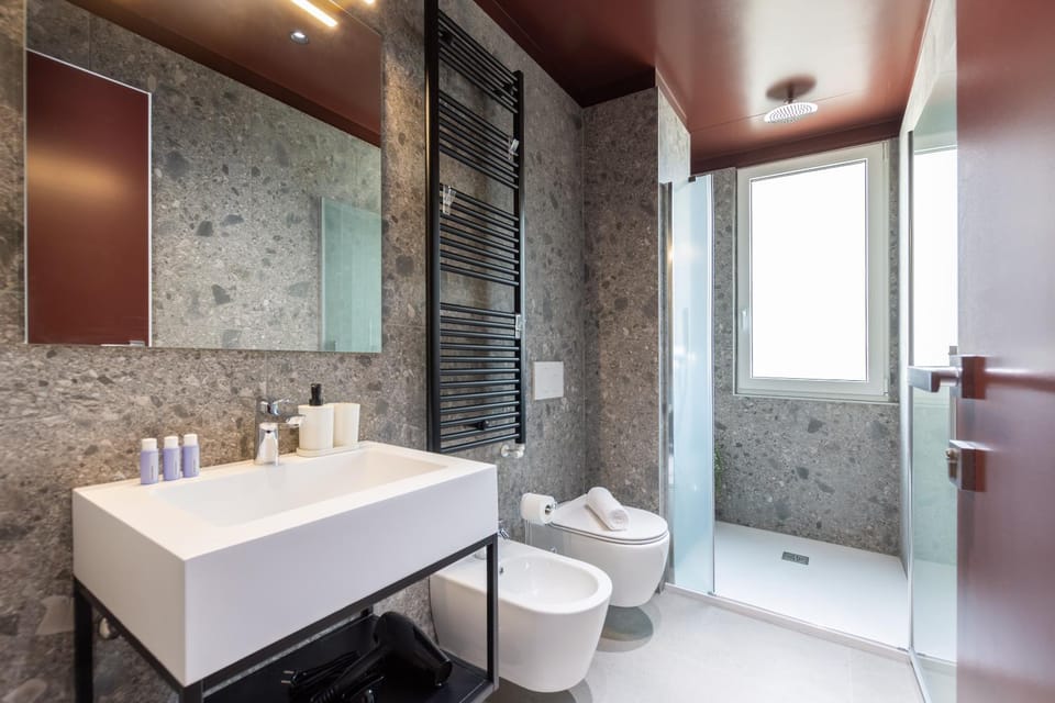 Shower, Toilet, Bathroom, bidet, towels