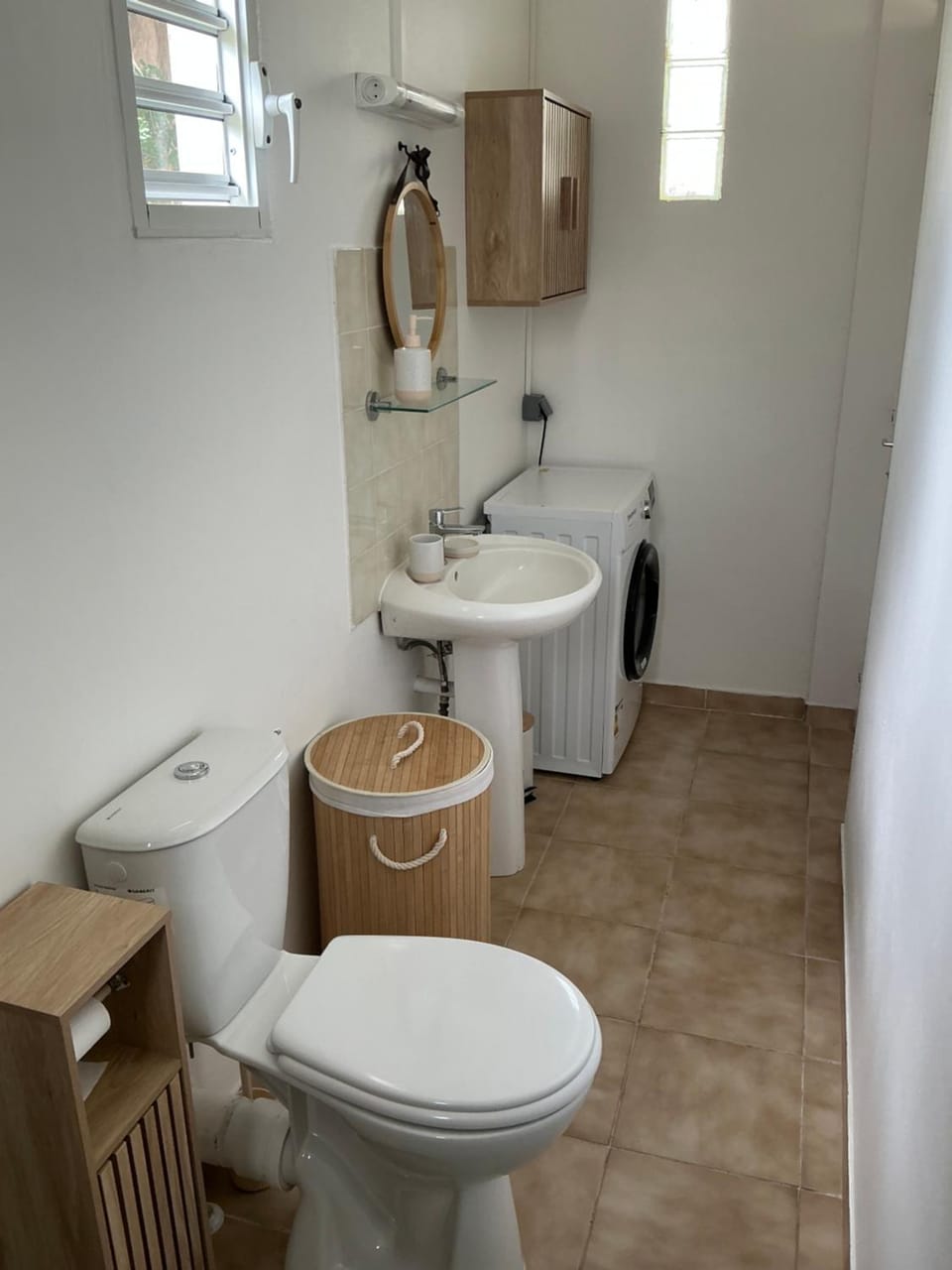 Toilet, Bathroom, towels, washing machine, dryer