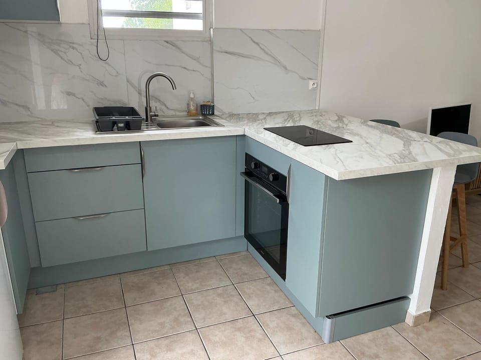 Toilet, Bathroom, towels, washing machine, dryer