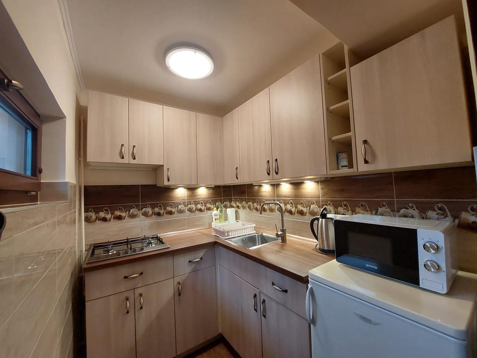 microwave, stove, kitchen