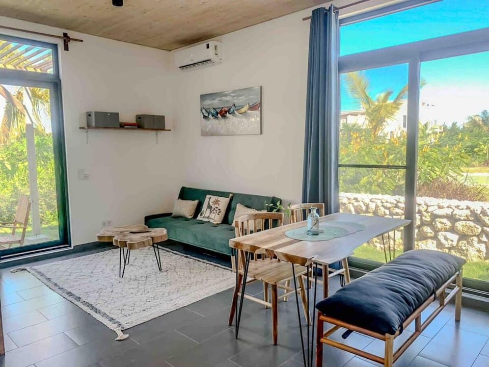 Your getaway in nature! Private garden & pool view Apartment in Tanzania
