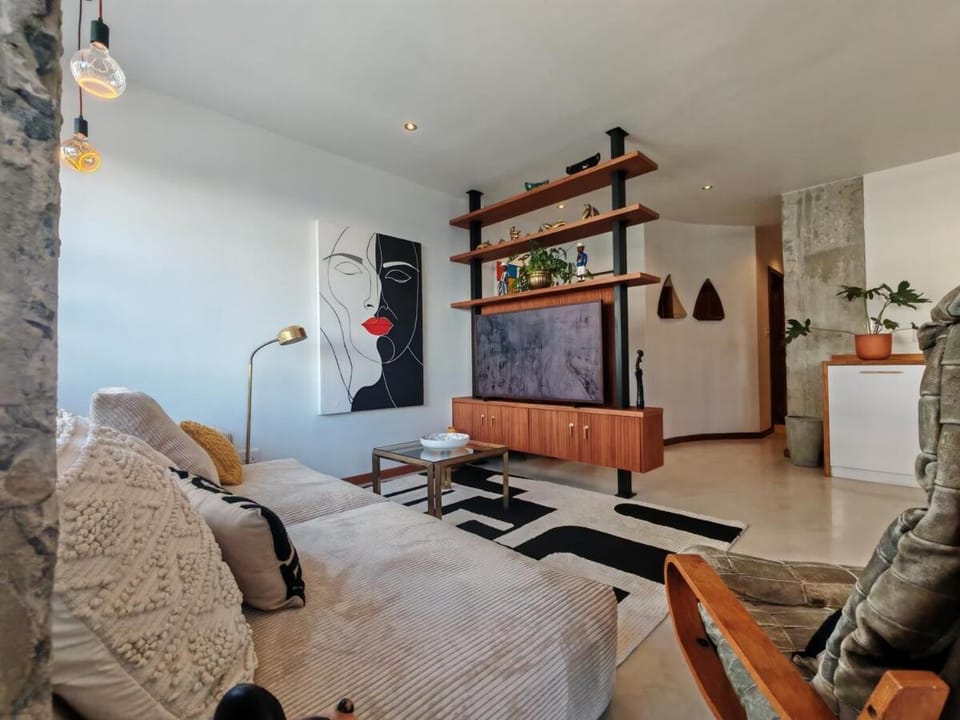Altaris - Newly renovated 2 bedroom apartment with AC and remote work desk in Kloofstreet Apartment in Cape Town