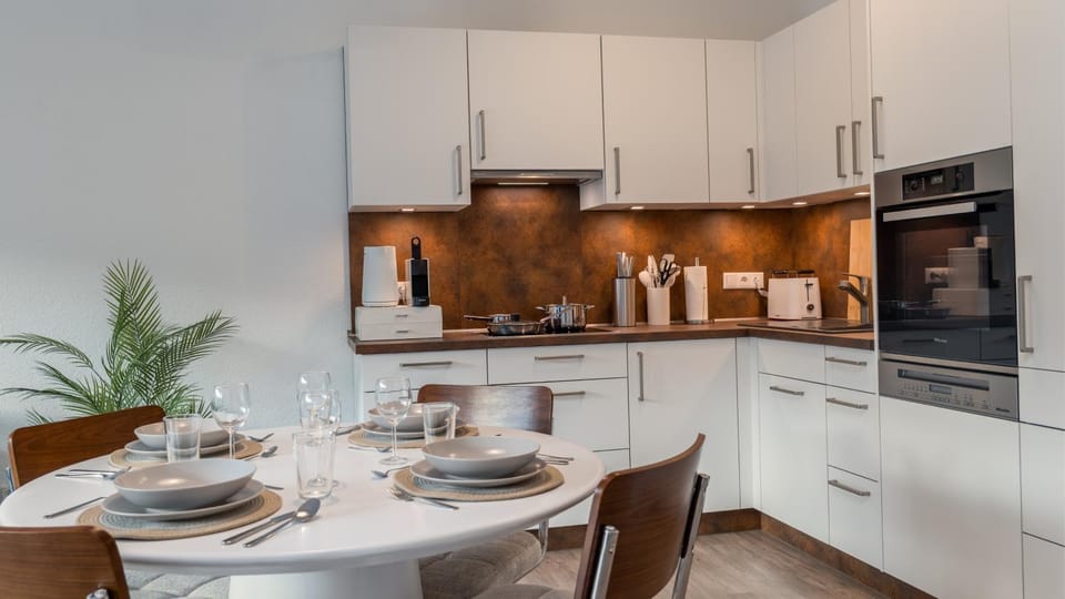 Coffee/tea facilities, Kitchen or kitchenette, Dining area, dishwasher, oven, stove, toaster