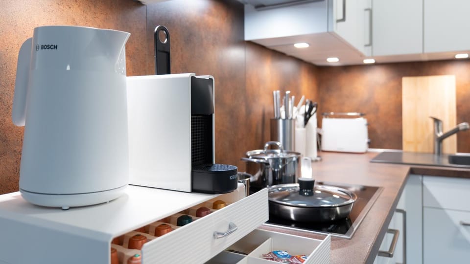 Coffee/tea facilities, Kitchen or kitchenette, dishwasher, oven, stove, toaster