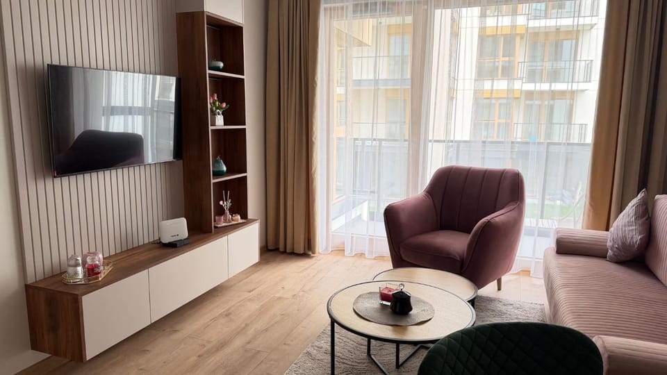 Communal lounge/ TV room, TV and multimedia, Living room, Seating area, Evening entertainment